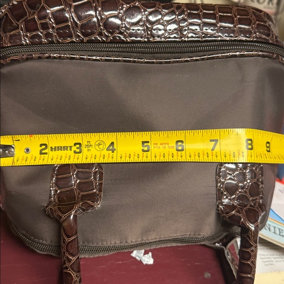 Lunch box with pink cancer ribbon pulls. - Picture 9 of 9